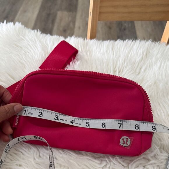 lululemon athletica Belt Bag in Vibrant Pink NWT - Picture 8 of 9